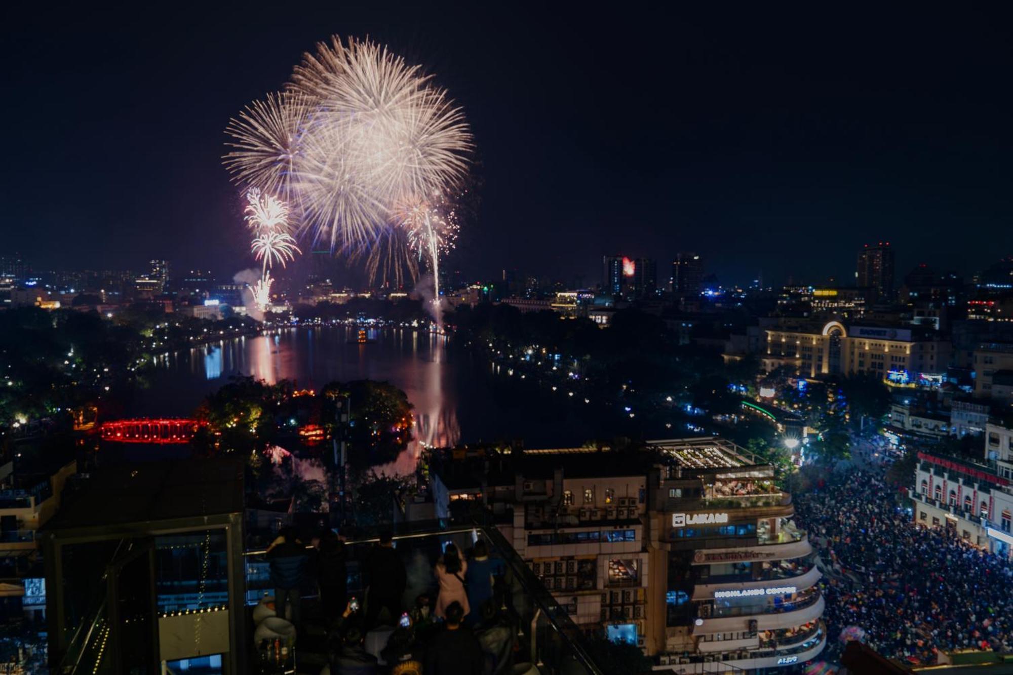 May De Ville Lakeside Hotel Hanoi Exteriör bild Fireworks at the Danube Festival