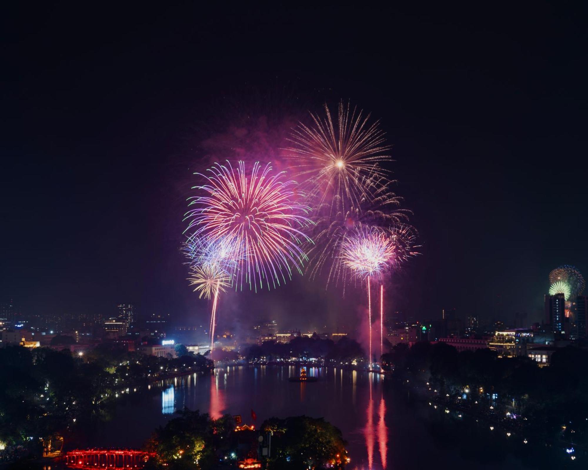 May De Ville Lakeside Hotel Hanoi Exteriör bild Fireworks at the 2013 National Day Parade