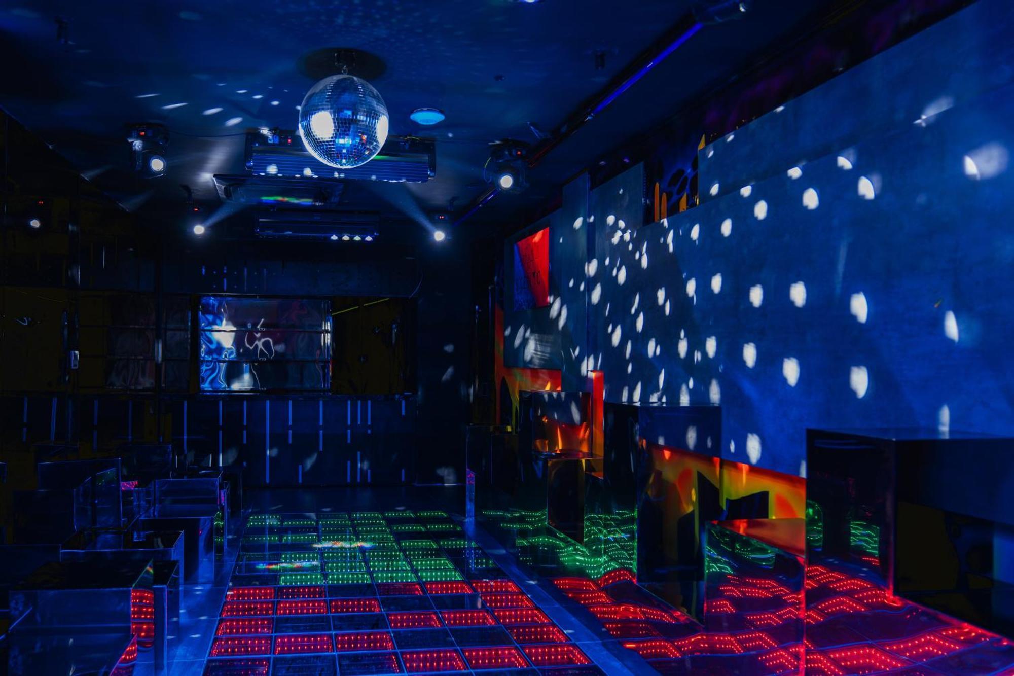 May De Ville Lakeside Hotel Hanoi Exteriör bild The nightclub