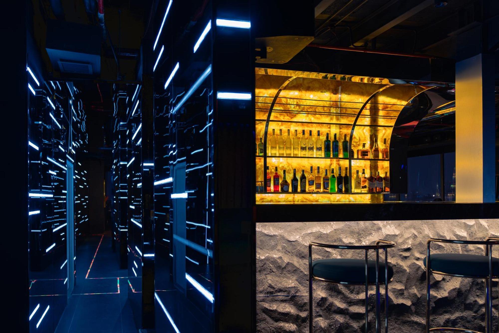 May De Ville Lakeside Hotel Hanoi Exteriör bild The bar at the 360° Ice Bar