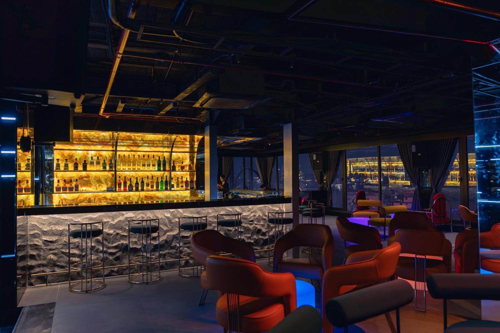 May De Ville Lakeside Hotel Hanoi Exteriör bild The bar at the 101 bar