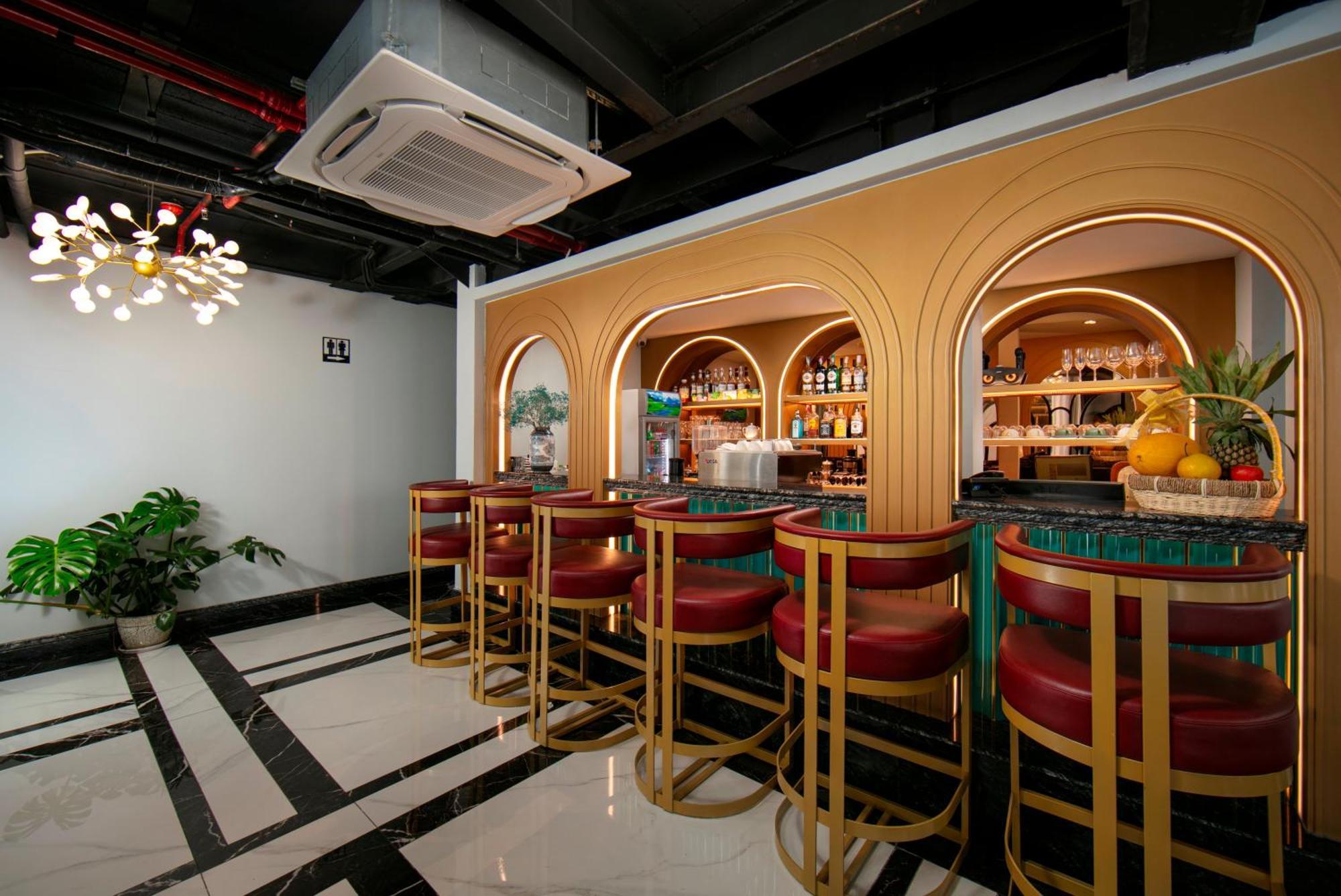 May De Ville Lakeside Hotel Hanoi Exteriör bild The bar at the hotel