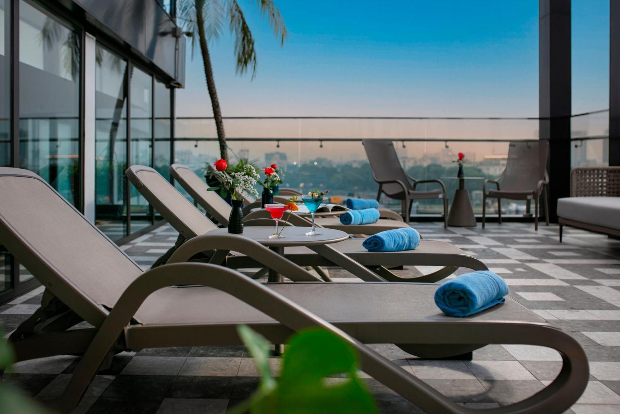 May De Ville Lakeside Hotel Hanoi Exteriör bild Rooftop pool