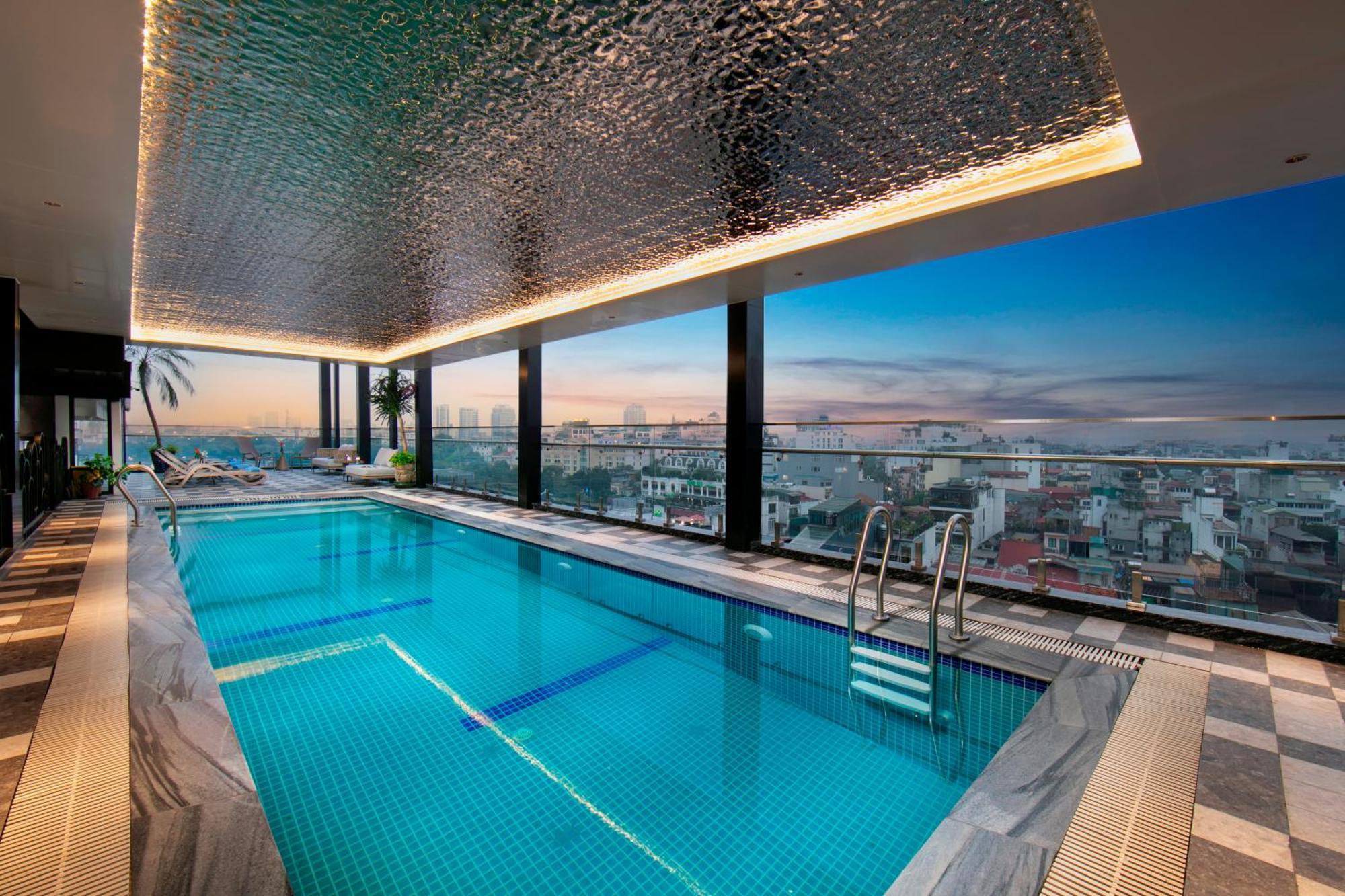 May De Ville Lakeside Hotel Hanoi Exteriör bild The swimming pool at the 360° Sky Lounge