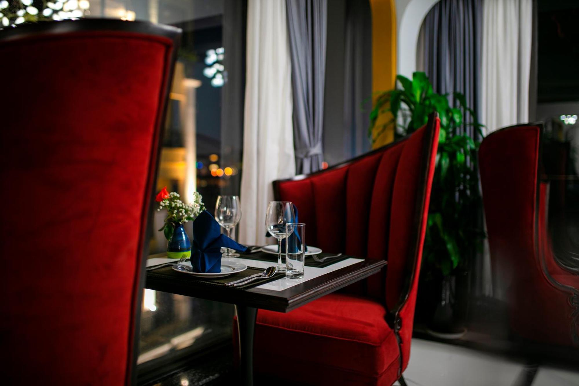 May De Ville Lakeside Hotel Hanoi Exteriör bild Restaurant interior