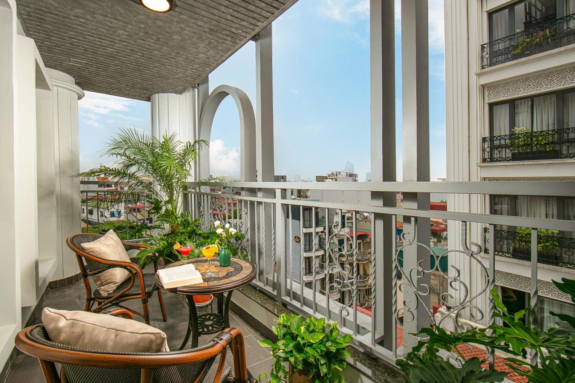 May De Ville Lakeside Hotel Hanoi Exteriör bild A balcony