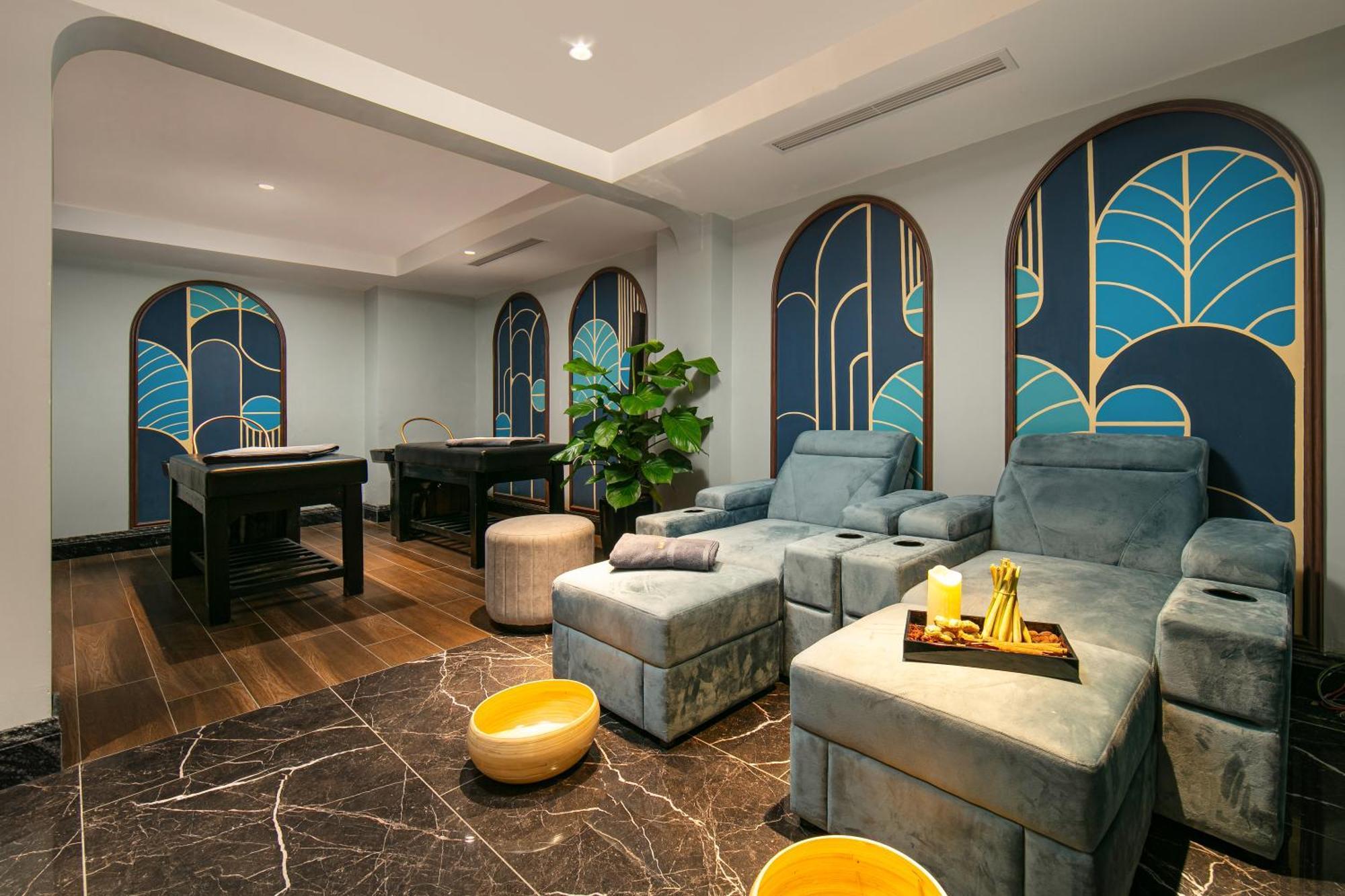 May De Ville Lakeside Hotel Hanoi Exteriör bild The Spa at The Park, New Delhi