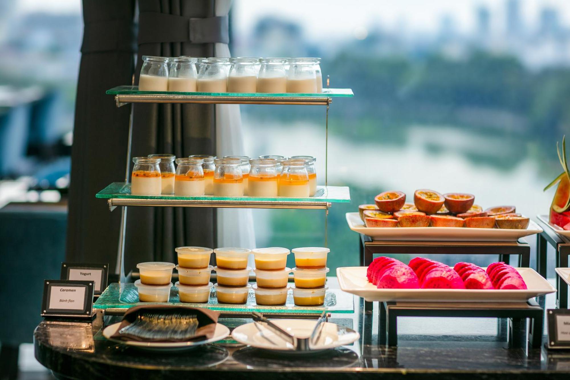 May De Ville Lakeside Hotel Hanoi Exteriör bild A dessert buffet