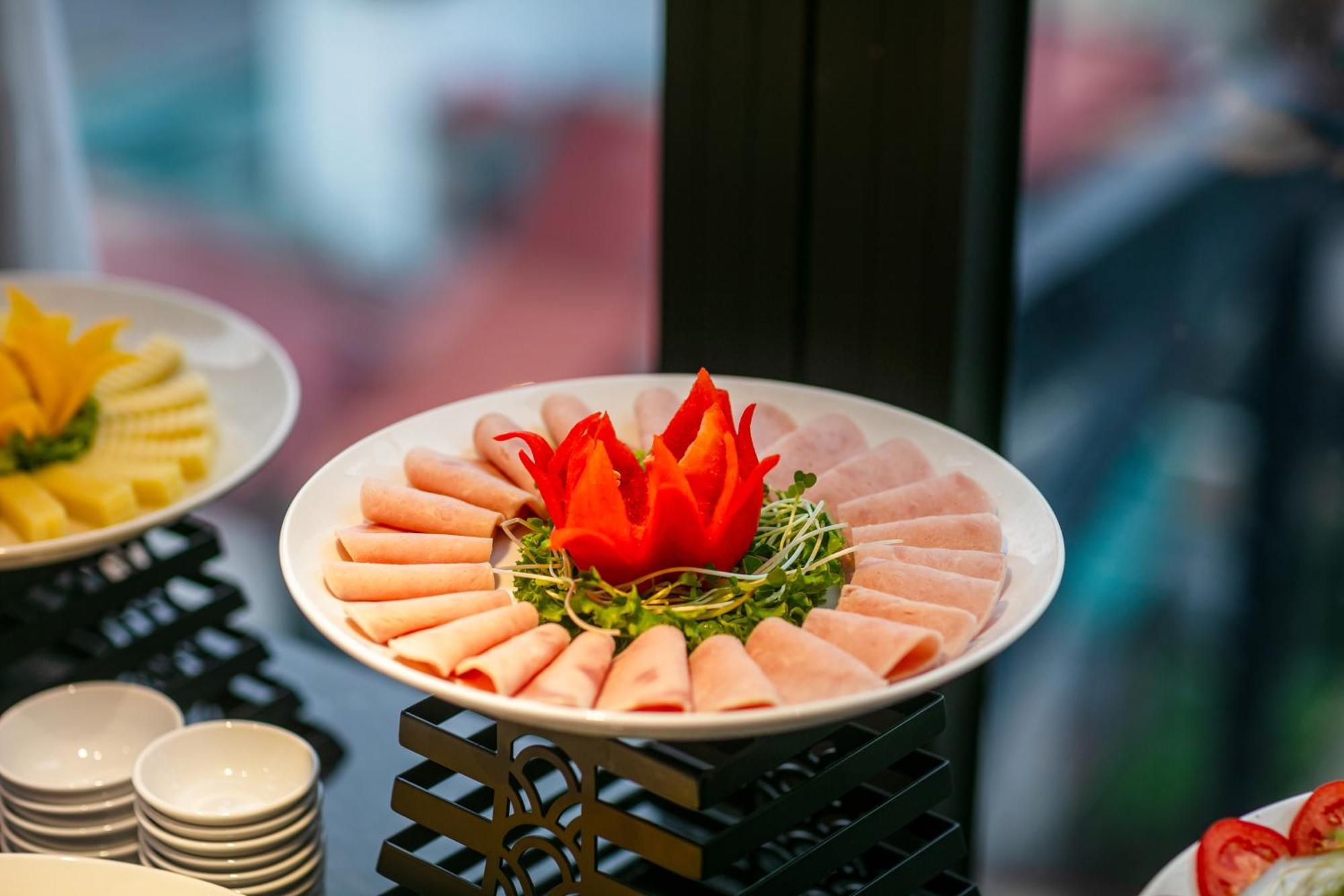 May De Ville Lakeside Hotel Hanoi Exteriör bild A platter of ham