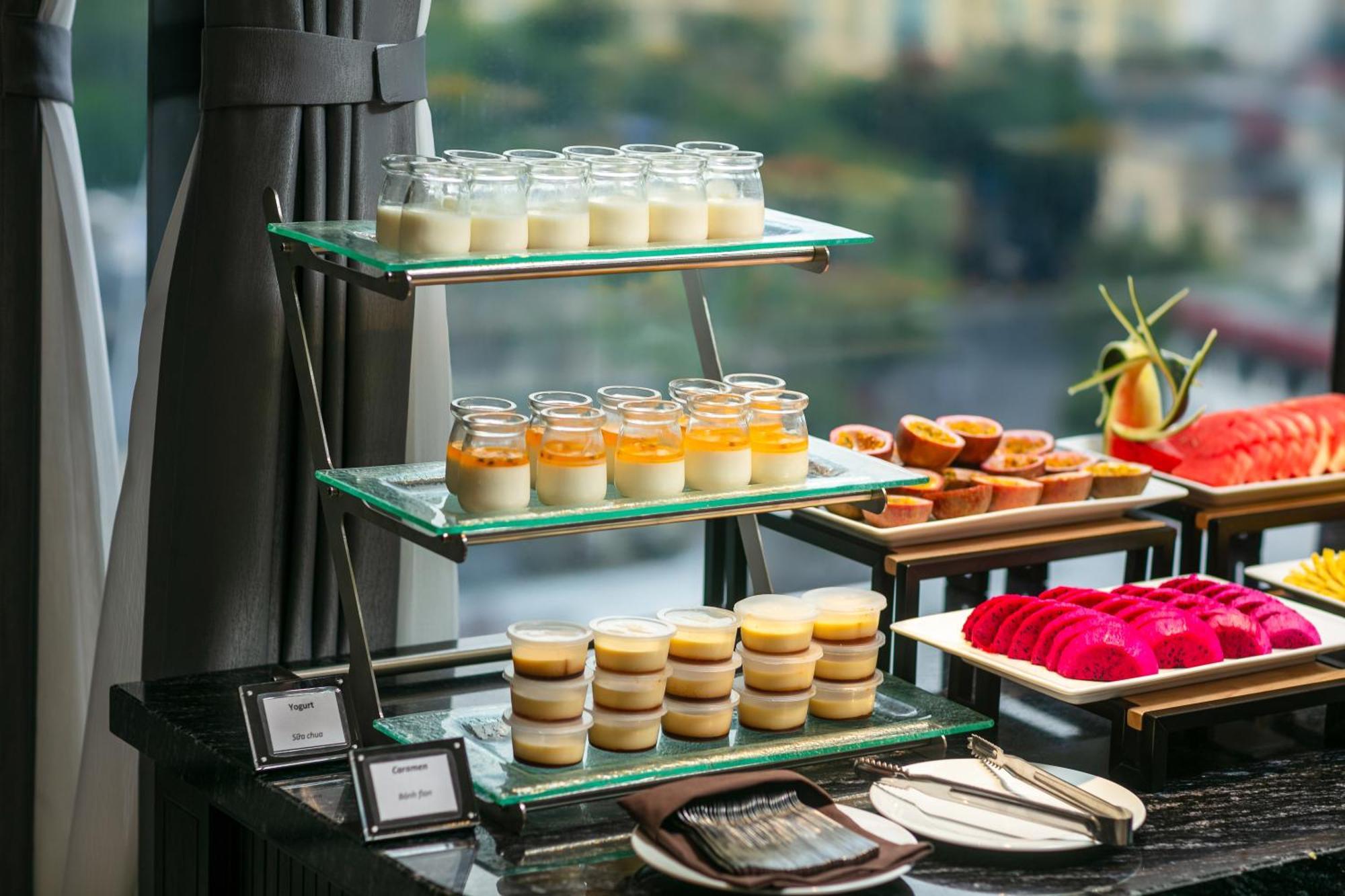 May De Ville Lakeside Hotel Hanoi Exteriör bild A dessert buffet