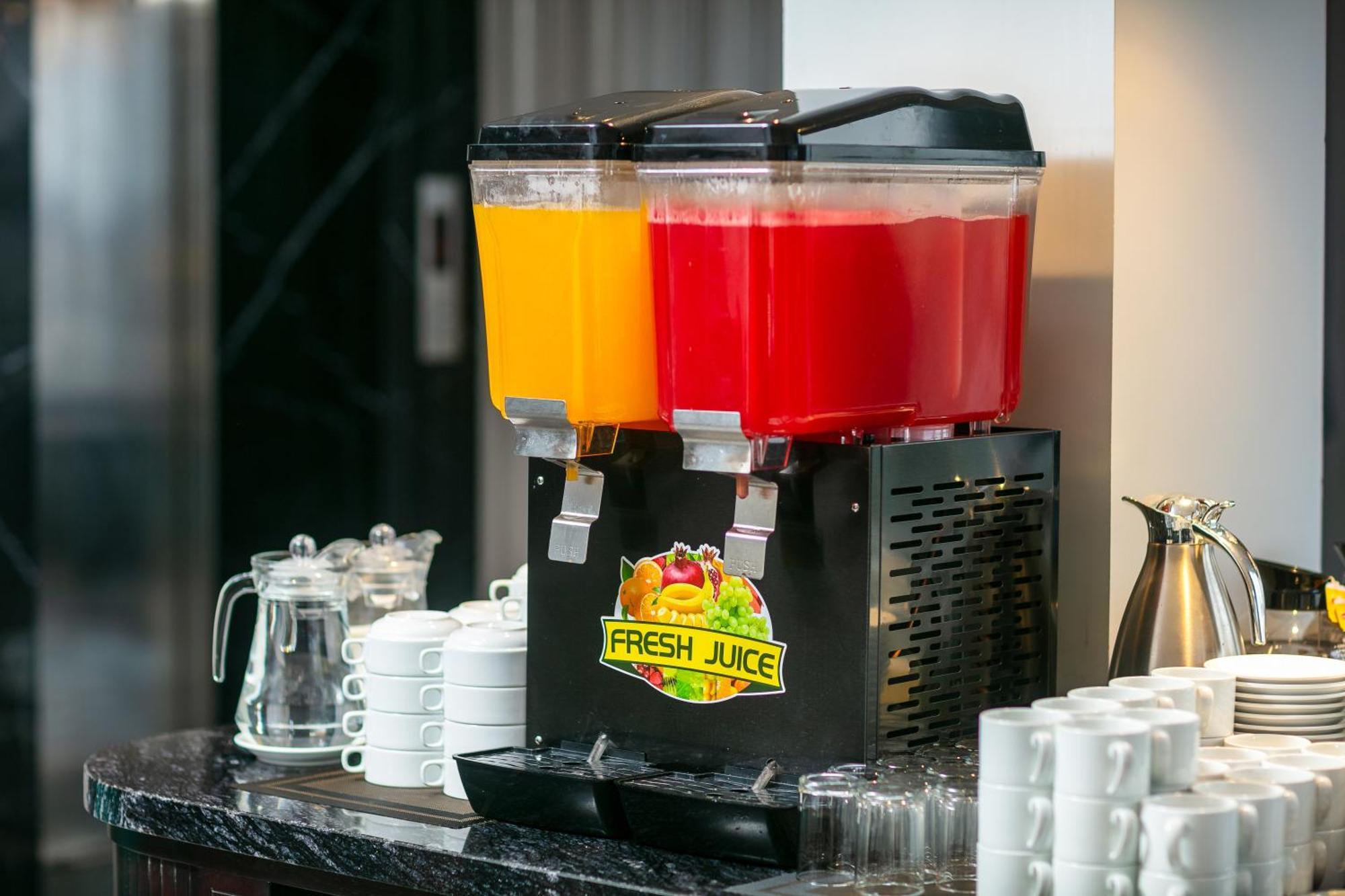 May De Ville Lakeside Hotel Hanoi Exteriör bild A juice dispenser