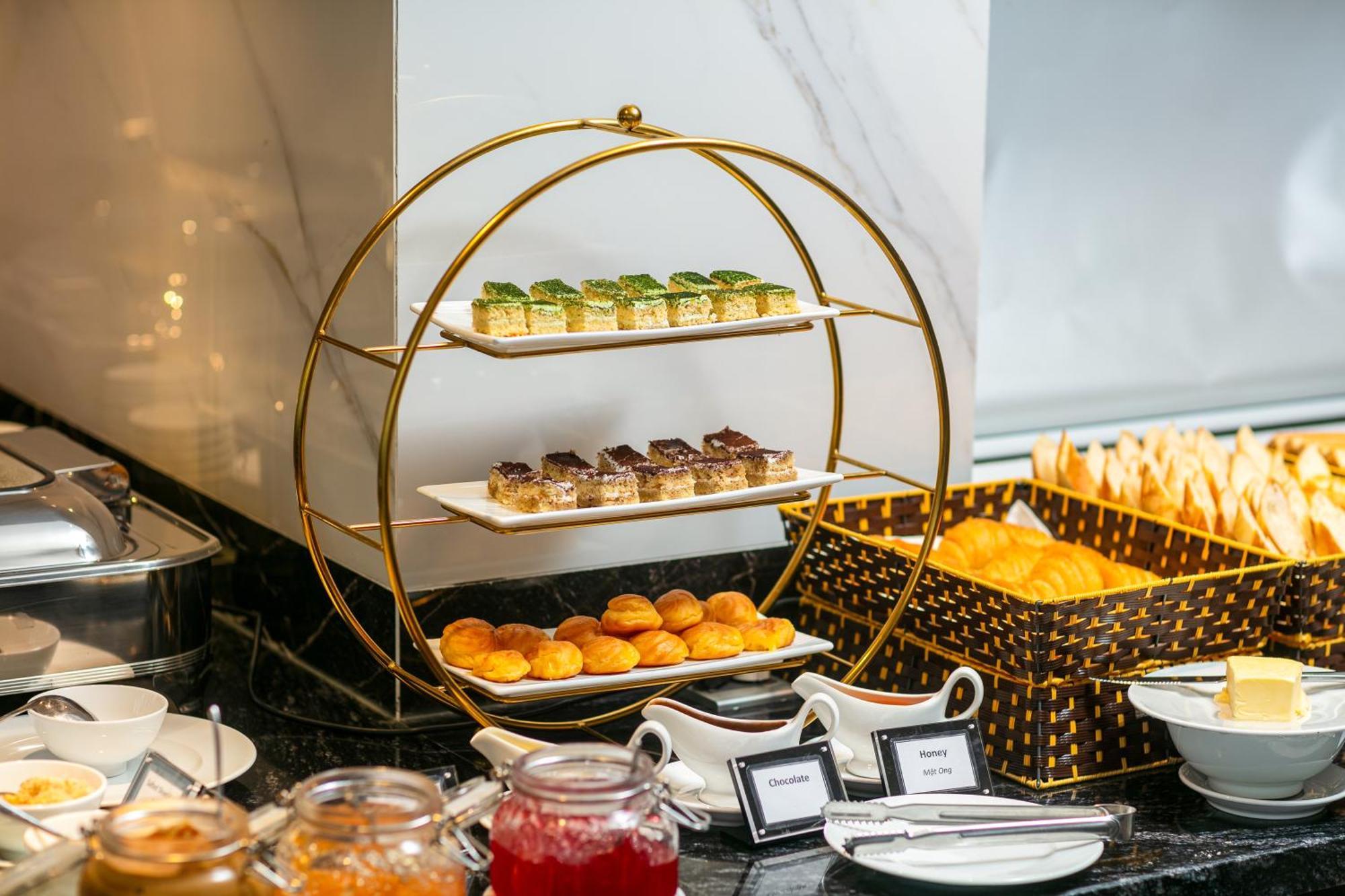 May De Ville Lakeside Hotel Hanoi Exteriör bild A tiered serving stand