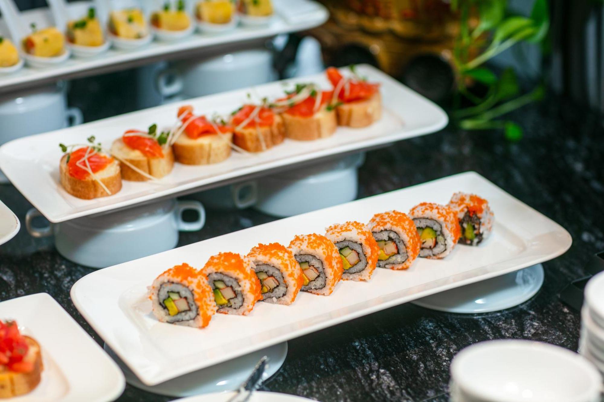 May De Ville Lakeside Hotel Hanoi Exteriör bild California roll